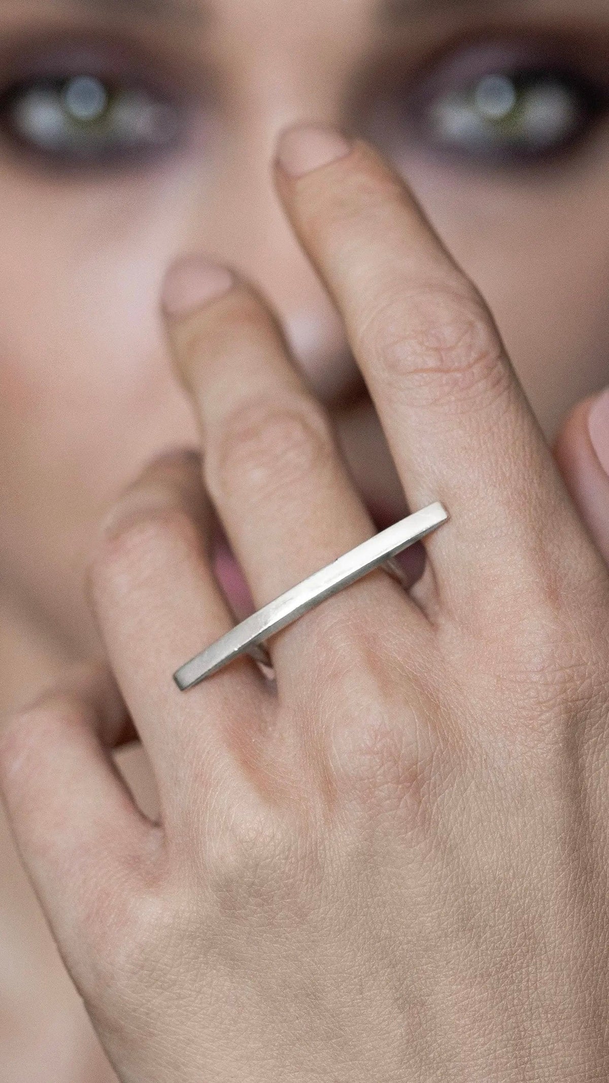 Anello Linear in argento 925 indossato