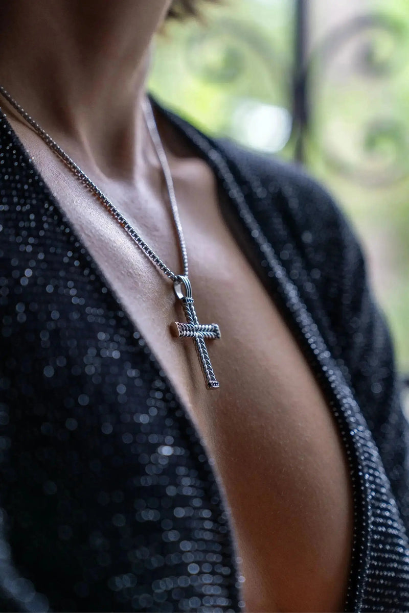 Croix, collana con pendente in argento 925 e zirconi.