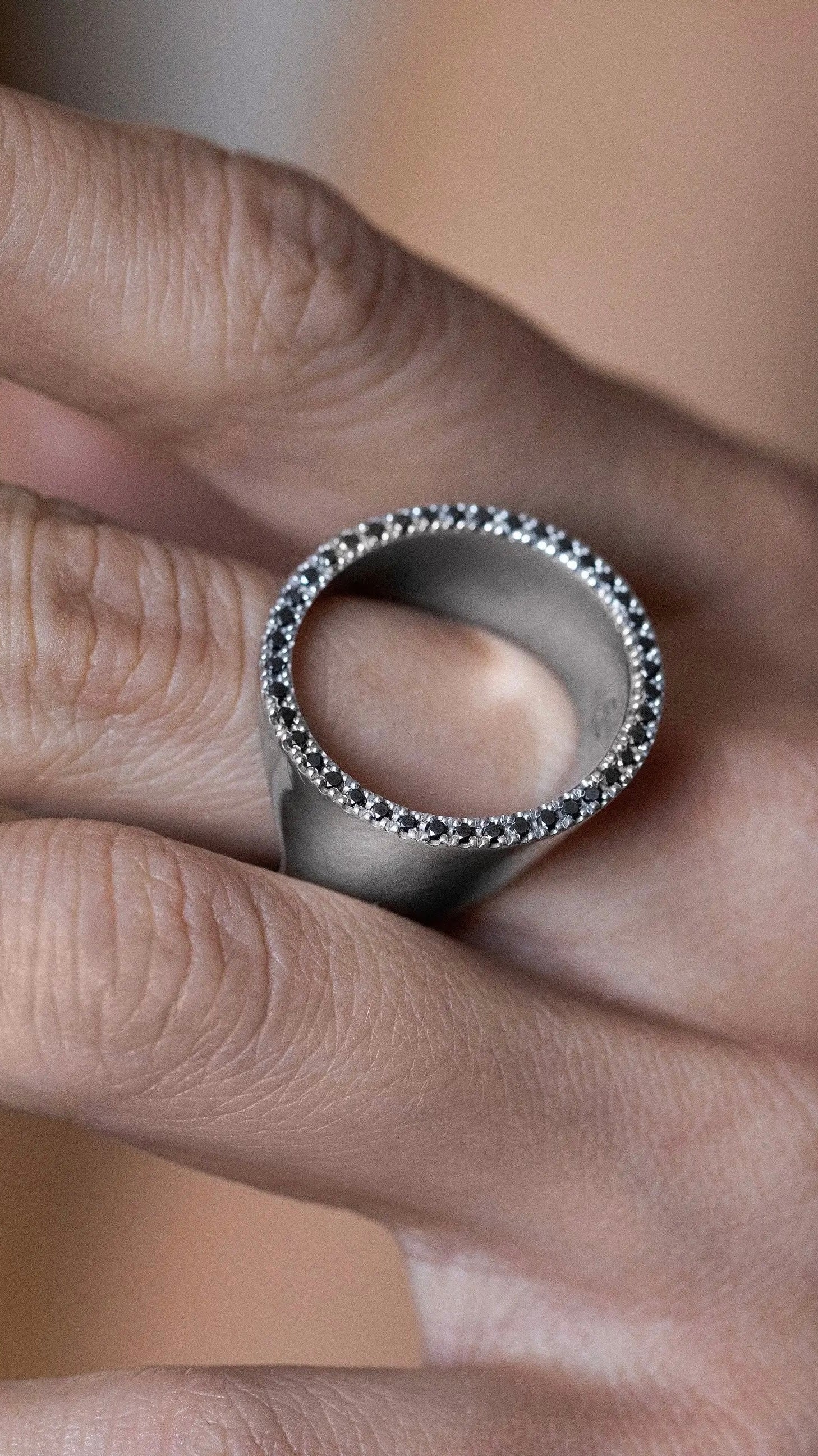 Loop Diamond - Anello in argento 925 e 48 diamanti neri
